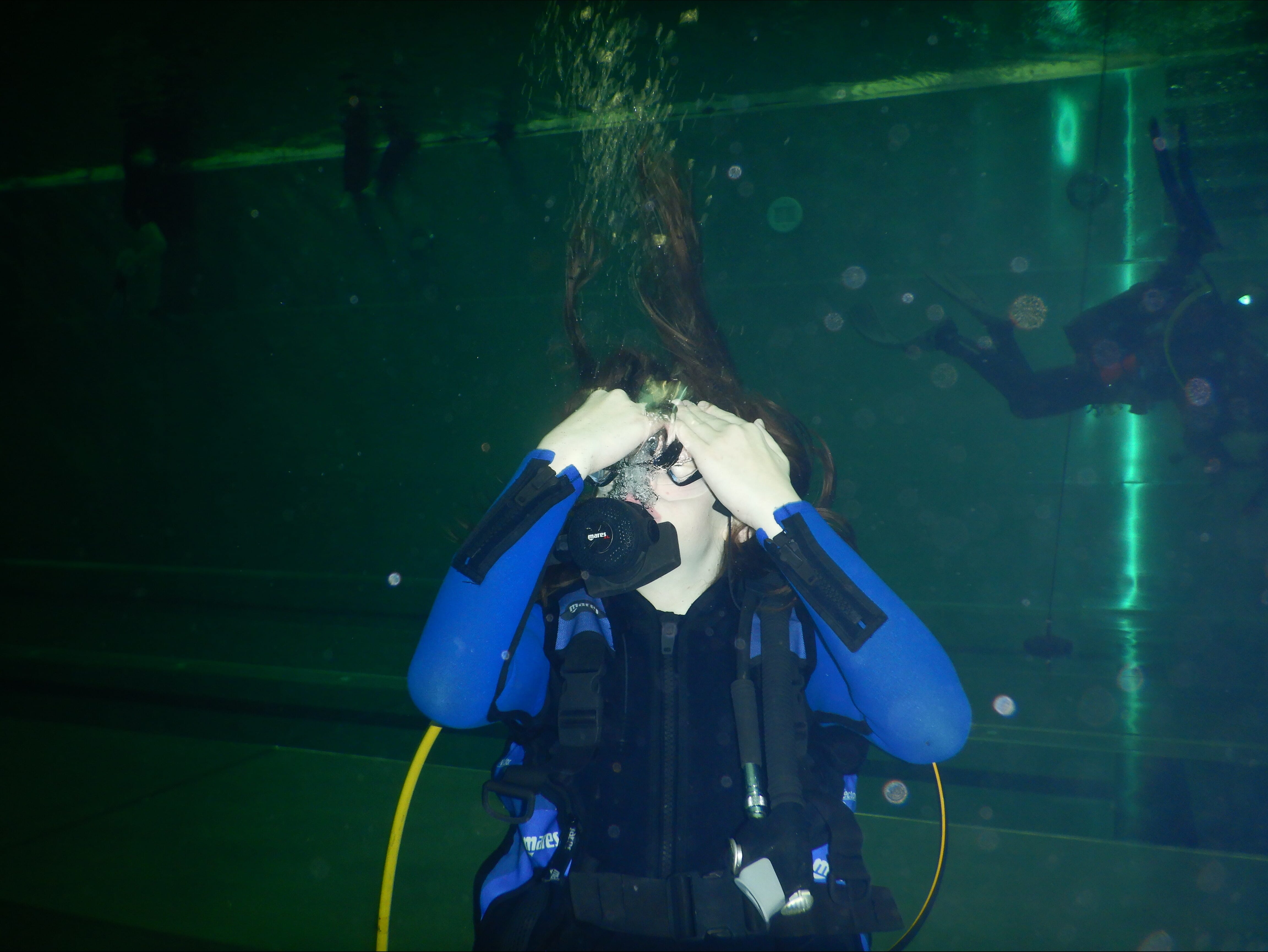 Maske ausblasen wird bis zum Beherrschen geübt - es ist schließlich für das sichere Tauchen unerlässlich.