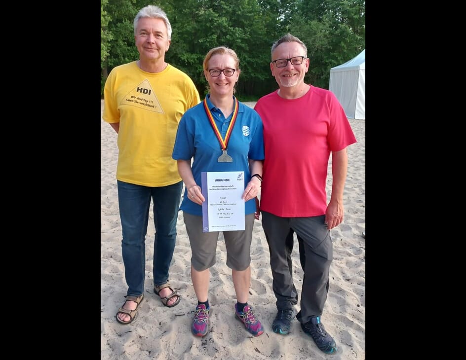 Unsere 2 Wettkämpfer mit Schiedsrichter (rechts) beim 49. Spreepokal im Störitzsee